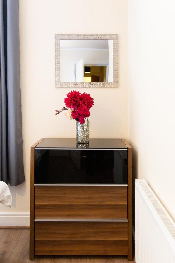 1-Bedroom Apartment With Balcony, Hoddesdon Exterior foto
