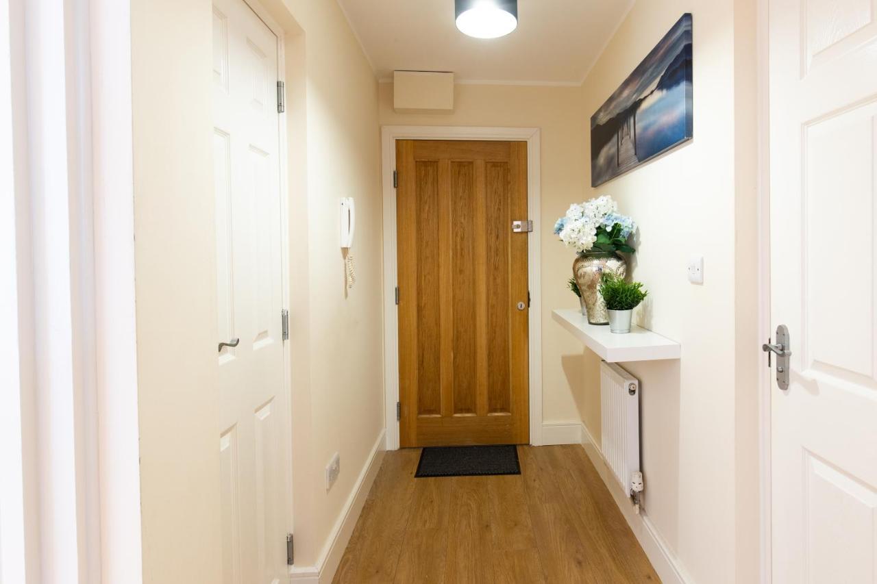 1-Bedroom Apartment With Balcony, Hoddesdon Exterior foto