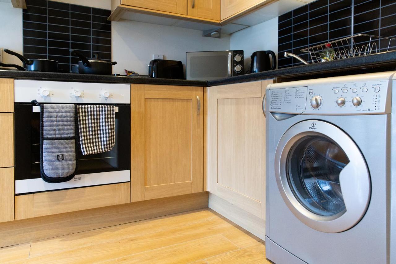 1-Bedroom Apartment With Balcony, Hoddesdon Exterior foto