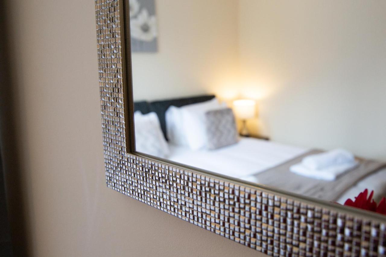1-Bedroom Apartment With Balcony, Hoddesdon Exterior foto
